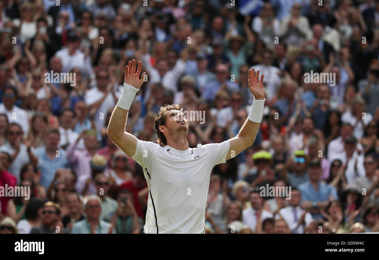 London, Großbritannien. 10. Juli 2016. Andy Murray aus Großbritannien feiert nach gewinnen die Herren Finale gegen Milos Raonic of Canada bei den Meisterschaften Wimbledon 2016 in London, Großbritannien, am 10. Juli 2016 Einzel. Andy Murray gewann mit 3: 0 und behauptete seinen zweiten Wimbledon-Titel. © Han Yan/Xinhua/Alamy Live-Nachrichten Stockfoto