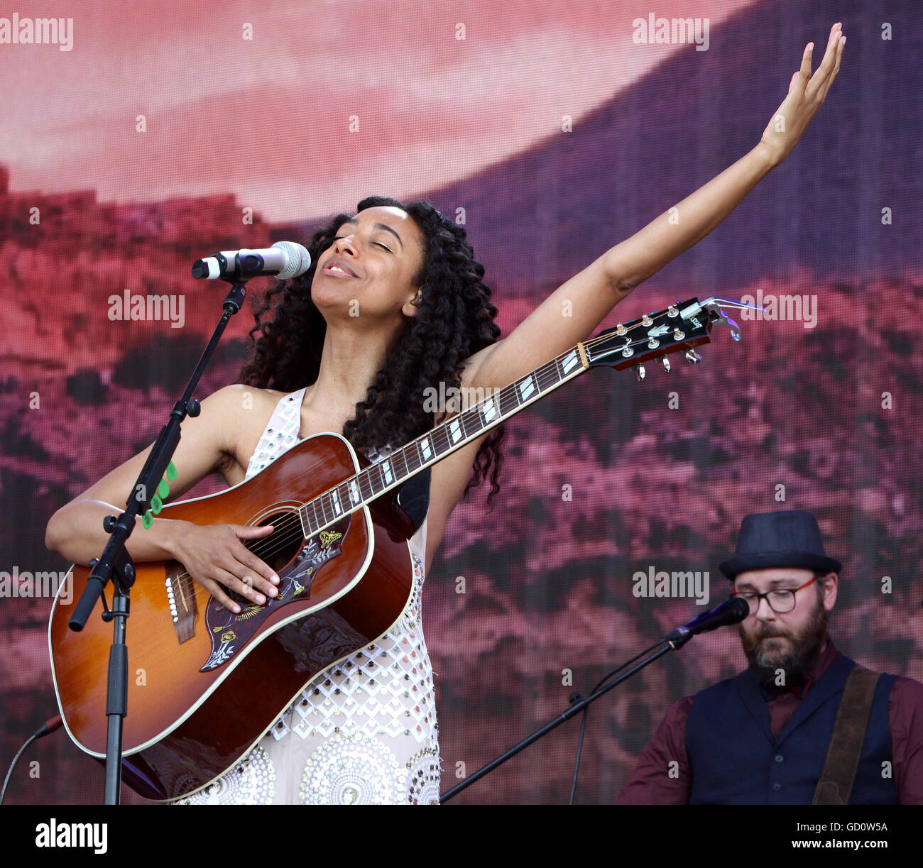 London, UK. 10. Juli 2016. Corinne Bailey Rae führt an der Barclaycard British Summer Time am Hyde Park, London am 10. Juli 2016 Foto von Keith Mayhew Credit: KEITH MAYHEW/Alamy Live News Stockfoto