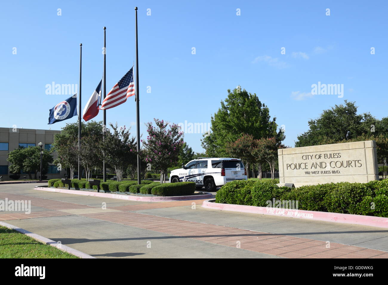 Örtliche Polizei Abteilungen, wie hier in Euless, zeigen Unterstützung für getöteten Polizisten mit Fahnen auf halbe Personal und Bänder. Bildnachweis: Hum Bilder/Alamy Live-Nachrichten Stockfoto