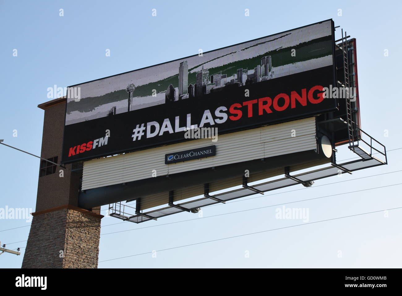 Dallas, Texas, USA. 10. Juli 2016. Geschäfte und Schulen zeigen Unterstützung für die gefallenen Dallas Polizisten durch Senkung ihrer Flagge um die Hälfte Mitarbeiter. Bildnachweis: Hum Bilder/Alamy Live-Nachrichten Stockfoto