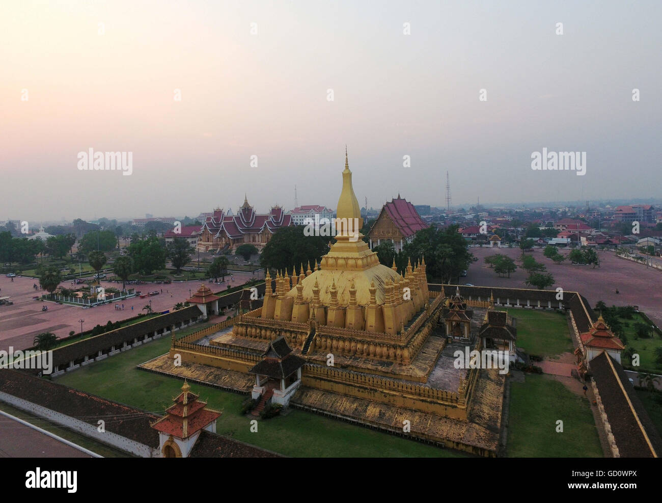 Vientiane, Laos. 10. Juli 2016. Der Vogelperspektive zeigt, die Luang in Vientiane, Laos, am 10. Juli 2016. Das Luang eine Gold-bedeckten große buddhistische Stupa ist und allgemein als das wichtigste religiöse Monument in Laos gilt. © Liu Ailun/Xinhua/Alamy Live-Nachrichten Stockfoto