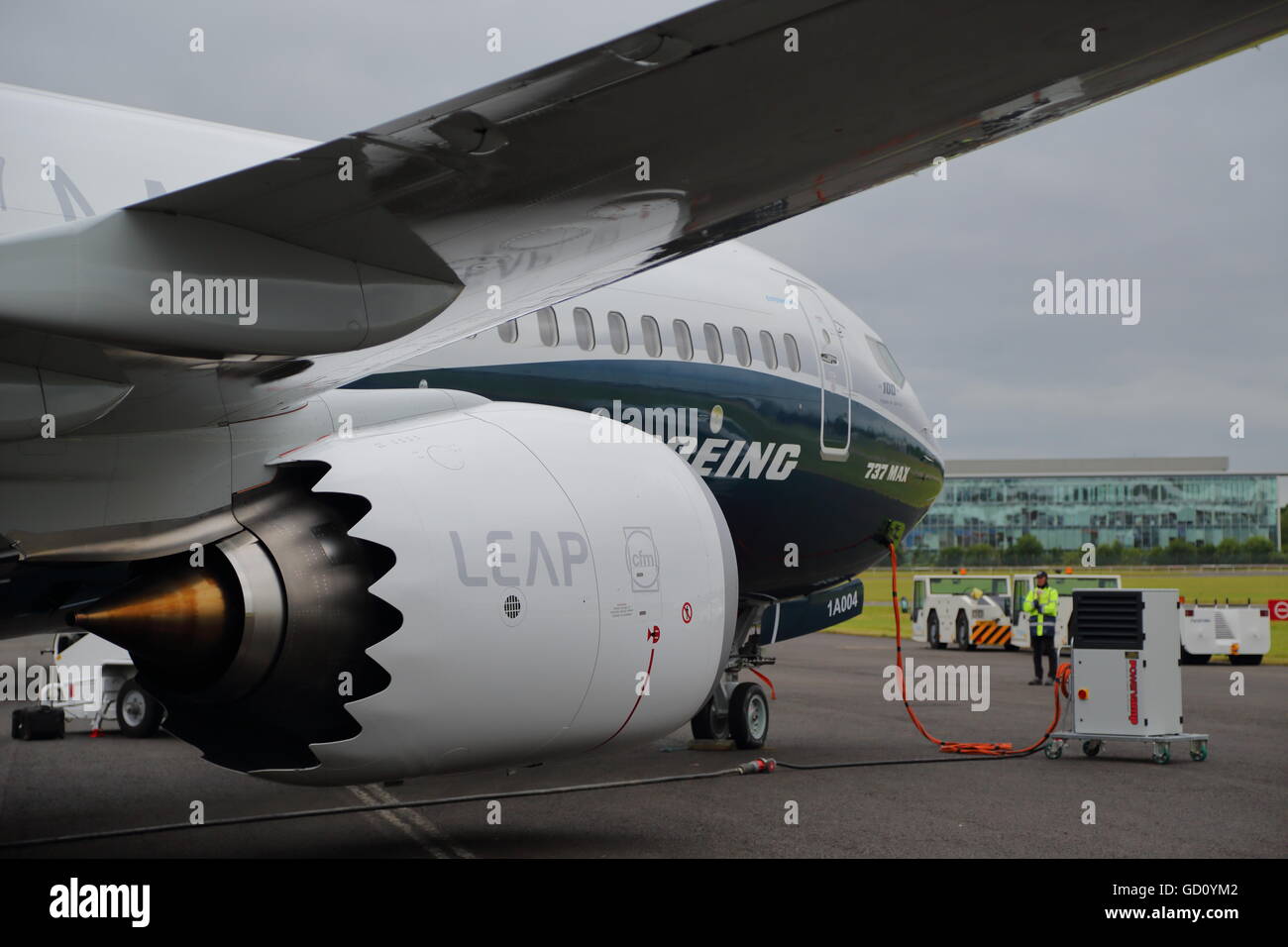 Farnborough, Hampshire, UK. 11. Juli 2016. Farnborough International Airshow.  Boeing 737MAX macht einen Auftritt Credit: Uwe Deffner/Alamy Live News Stockfoto