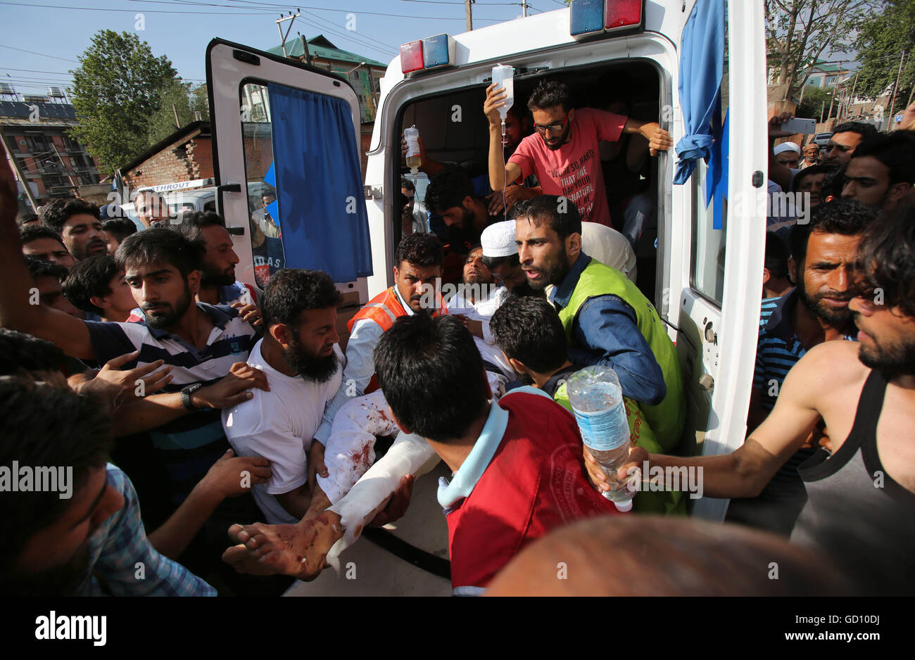 Srinagar, Kaschmir Indien kontrollierten. 11. Juli 2016. Freiwillige Helfer nehmen Sie eine verletzte Person aus einem Krankenwagen außerhalb eines Krankenhauses in Srinagar, Sommer in der Hauptstadt von Indien kontrollierten Kaschmir, 11. Juli 2016. Auseinandersetzungen in Indien kontrollierten Kaschmir zwischen Demonstranten und Regierungstruppen, die für den zweiten Tag Sonntag trotz Ausgangssperre, Todesopfer, darunter ein Polizist, sagten Beamte 21 drängen weiter. Bildnachweis: Javed Dar/Xinhua/Alamy Live-Nachrichten Stockfoto