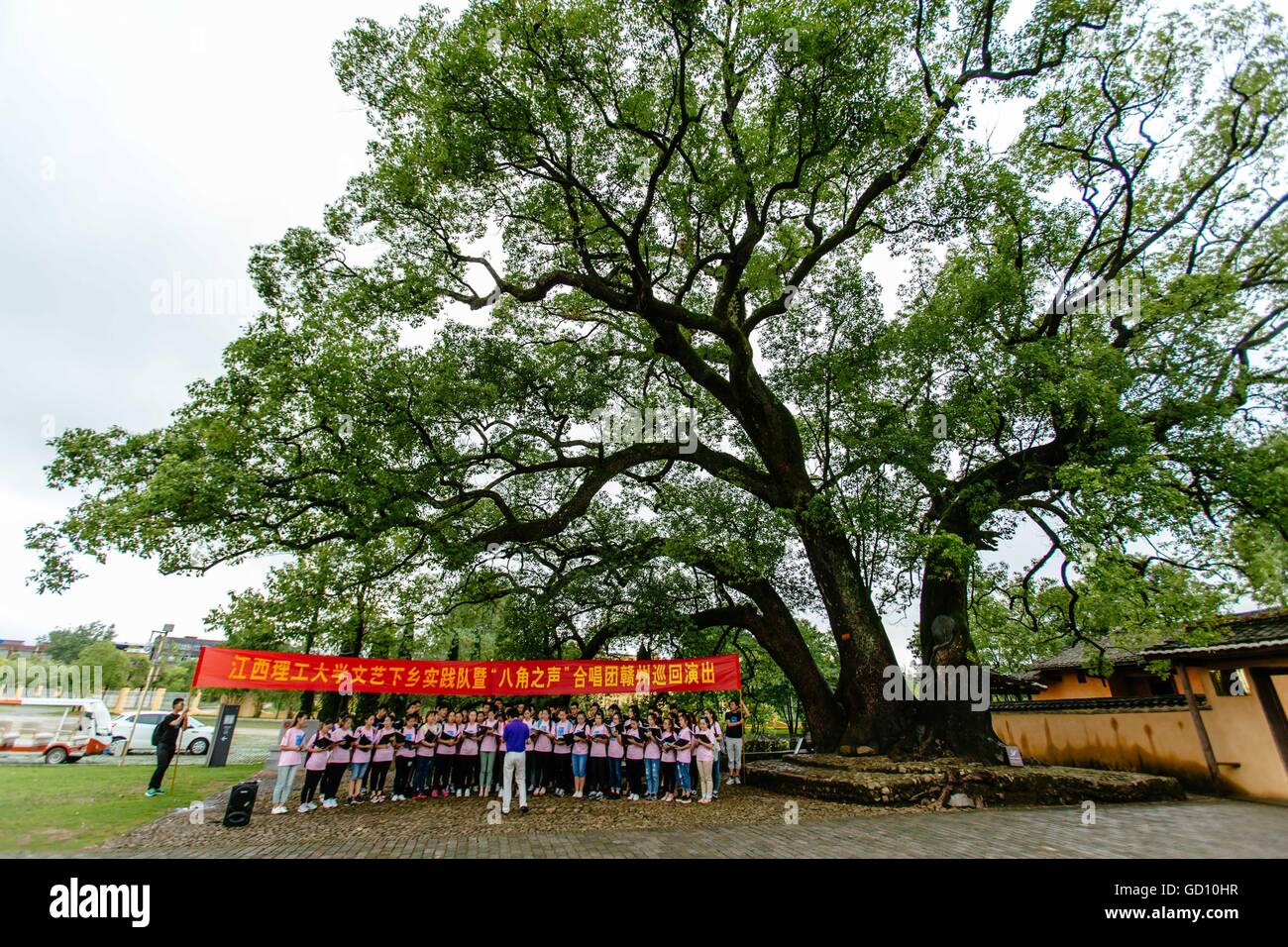 (160711)--RUIJIN, 11. Juli 2016 (Xinhua)--Studenten aus Jiangxi Universität für Wissenschaft und Technologie Sing revolutionäre Lieder im Chor bei Hongjing Aussichtspunkt in Ruijin, Osten Chinas Jiangxi Provinz, 11. Juli 2016.  Ruijin, bekannt als die Wiege der Volksrepublik China und der Ausgangspunkt für den langen Marsch der Roten Armee diente einst als die Hauptstadt der Sowjetrepublik China und Hauptquartier der Roten Armee. Im November 1931 China Sowjetrepublik entstand der kommunistischen Partei von China (CPC), und Mao Zedong wurde zum Präsidenten der Republik gewählt.      Es w Stockfoto