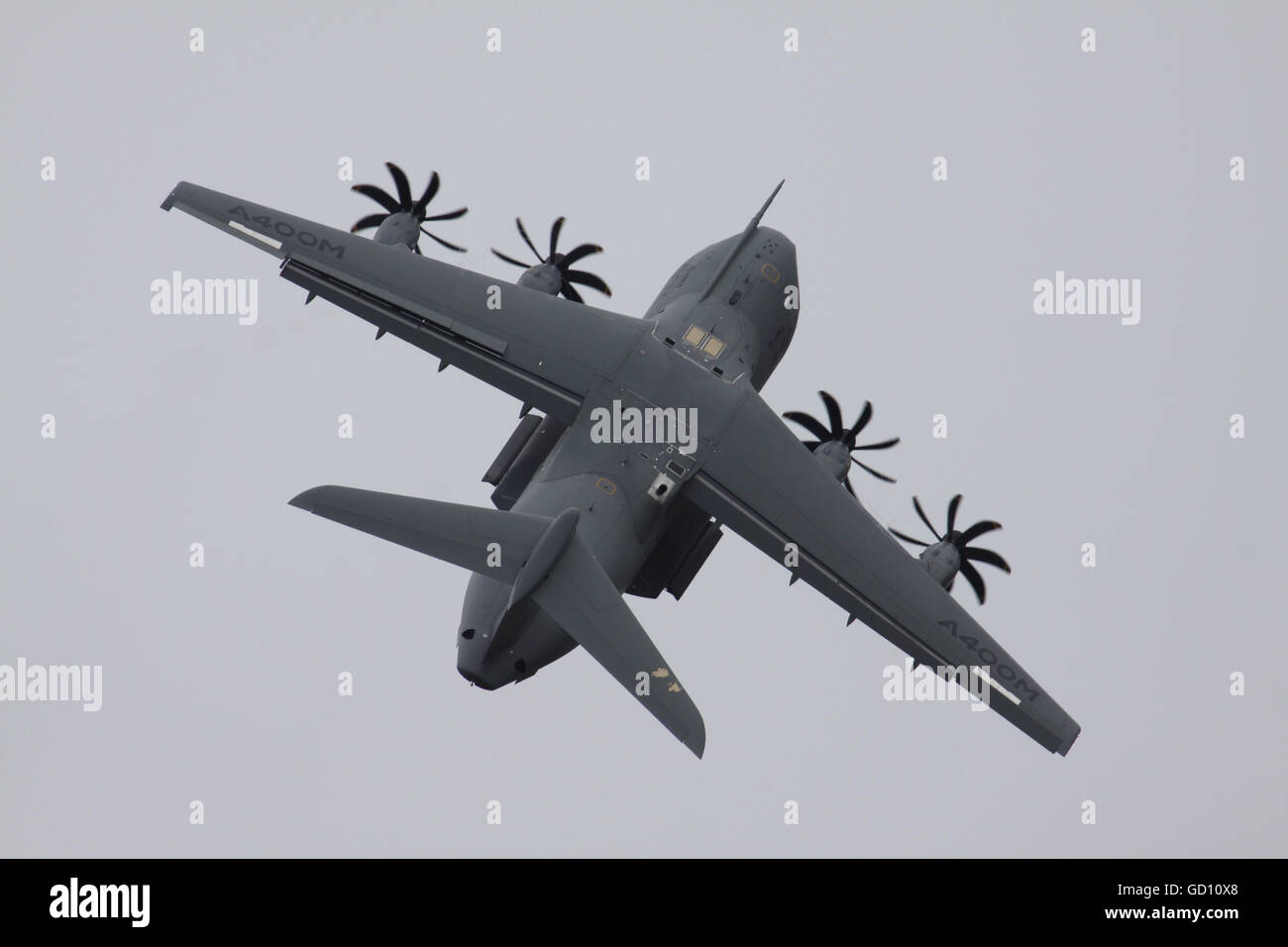 Farnborough-Hampshire 11. Juli 2016 Airbus A400 fliegt auf der Farnborough International Air Show vor der Sintflut ersten Tag Schwerter größte Flugshow senden die Massen am ersten Tag des Handels zeigt huschen für Cover und die Annullierung der Tag fliegen Credit: David Billinge/Alamy Live News Stockfoto