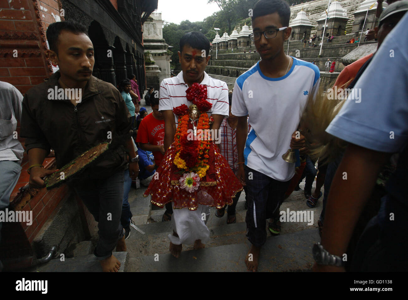 Kathmandu, Nepal. 11. Juli 2016. Ein Priester trägt das Idol der Göttin Ganga während der Ganga Mai Chariot-Festival in Kathmandu, Nepal, 11. Juli 2016. Es ist ein glaube, dass das Festival im Namen der Ganga, Göttin des Heiligen Wassers, beantragt die Niederschlagsmenge des Landes zum Wohle der Pflanzen während der Saison gefeiert wird. © Pratap Thapa/Xinhua/Alamy Live-Nachrichten Stockfoto