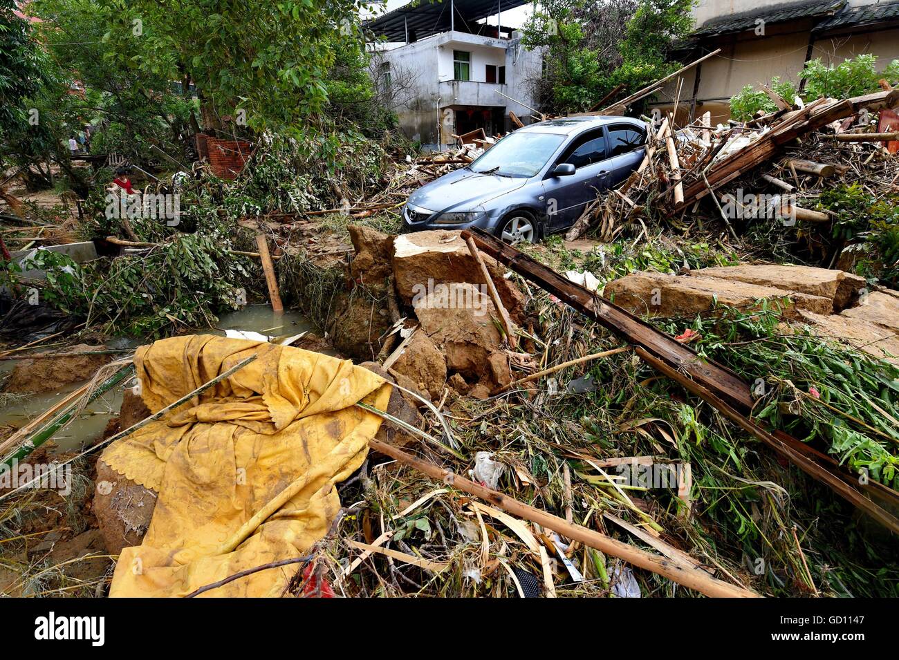 Minqing, Chinas Provinz Fujian. 11. Juli 2016. Ein Auto ist in Kasinos am Bandong Township begraben, nachdem Überschwemmungen in Minqing County, Südost-China Fujian Provinz, 11. Juli 2016. Nepartak, der erste Taifun des Jahres brachte Starkregen Minqing, wodurch 79.000 Mu (5.267 Hektar) Kulturen überschwemmt, über 3.144 Häuser zerstört und 95.000 Menschen betroffen. Zehn Menschen starben und 11 Personen waren wegen der Taifun Nepartak. Rettung und Befreiung arbeitet derzeit im Gange. © Zhang Guojun/Xinhua/Alamy Live-Nachrichten Stockfoto