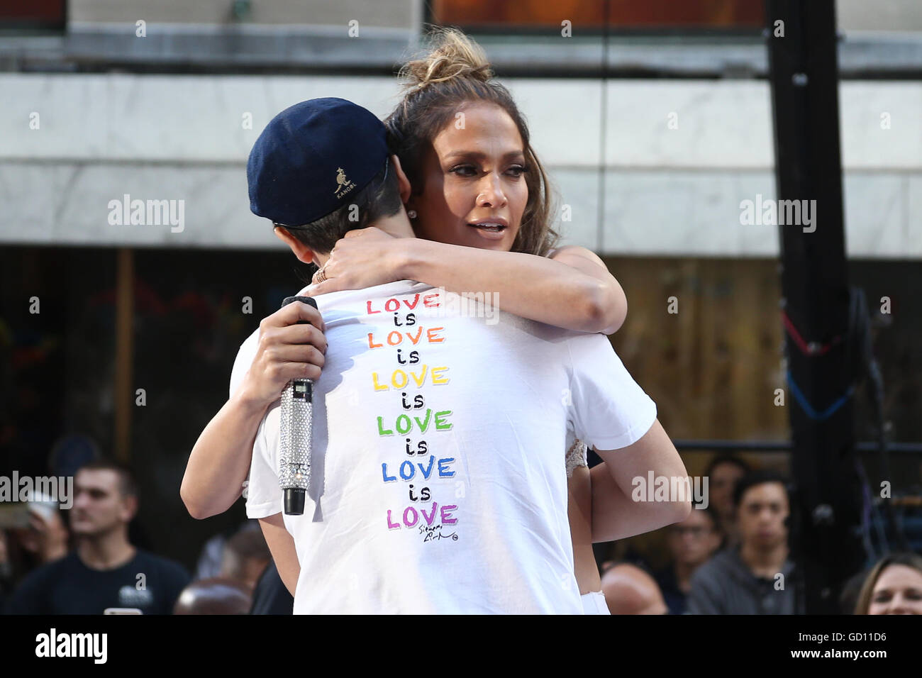 New York, USA. 11. Juli 2016. Lin-Manuel Miranda (L) und Jennifer Lopez führen Sie auf der Bühne bei NBCs Today Show am Rockefeller Plaza auf 11. Juli 2016 in New York City. Bildnachweis: Debby Wong/Alamy Live-Nachrichten Stockfoto