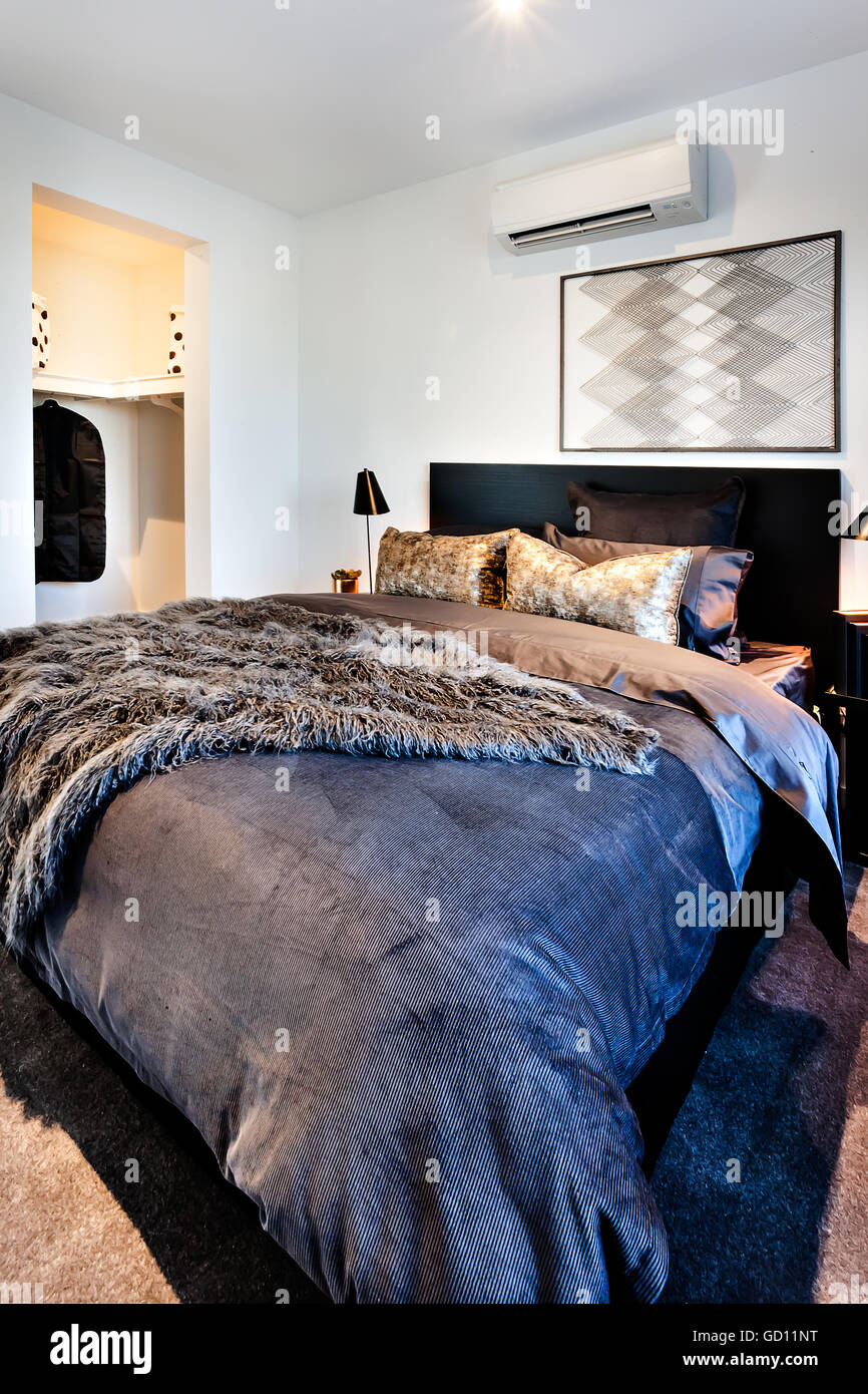 Dunkel und dick Bettlaken eines modernen Zimmers einschließlich Pelz Bettdecken Stockfoto