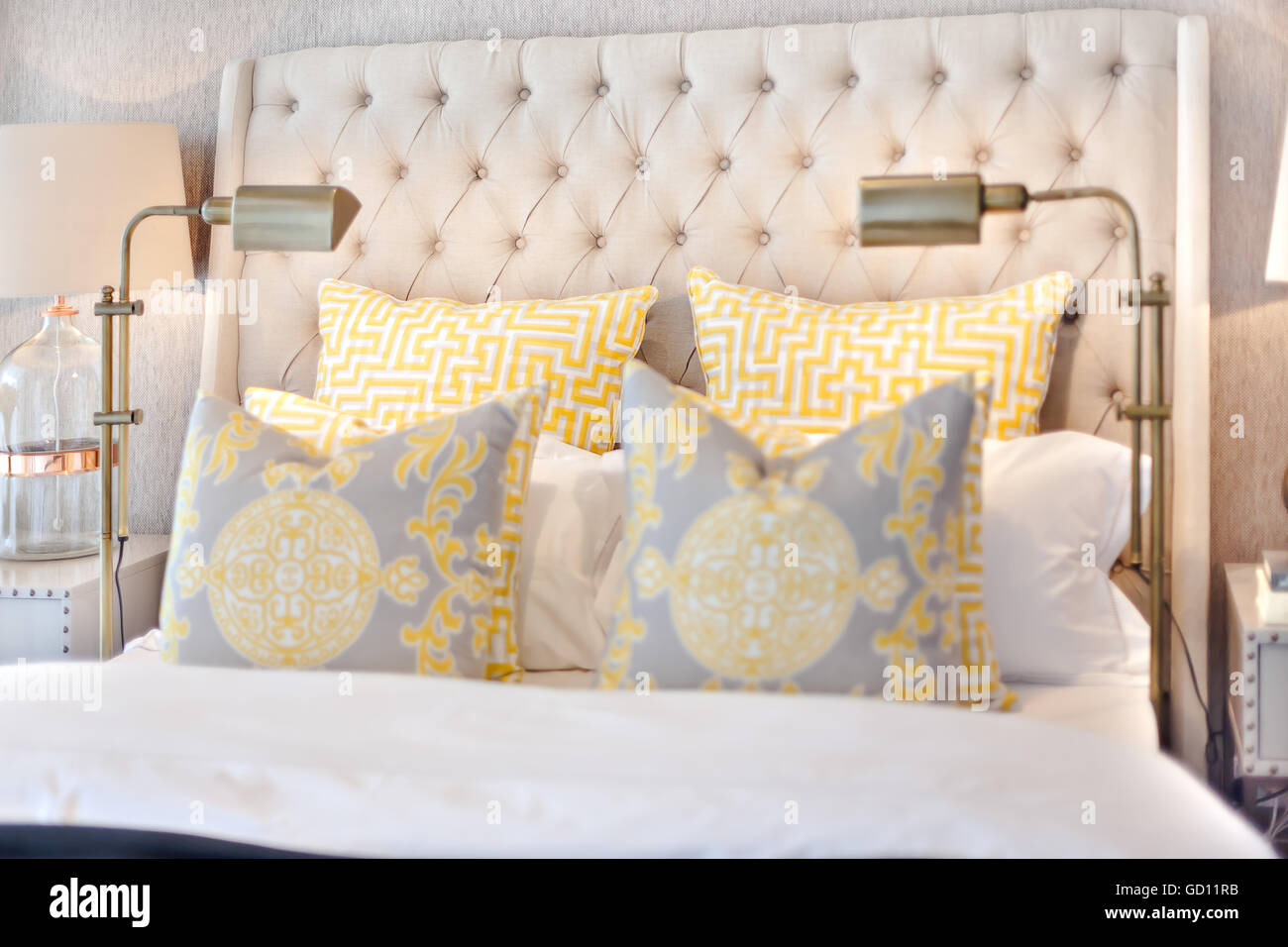 Nahaufnahme der modernen Bett mit Kissen und Lampen auf ein Luxus-Haus, die  mit Sonnenlicht beleuchtet Stockfotografie - Alamy