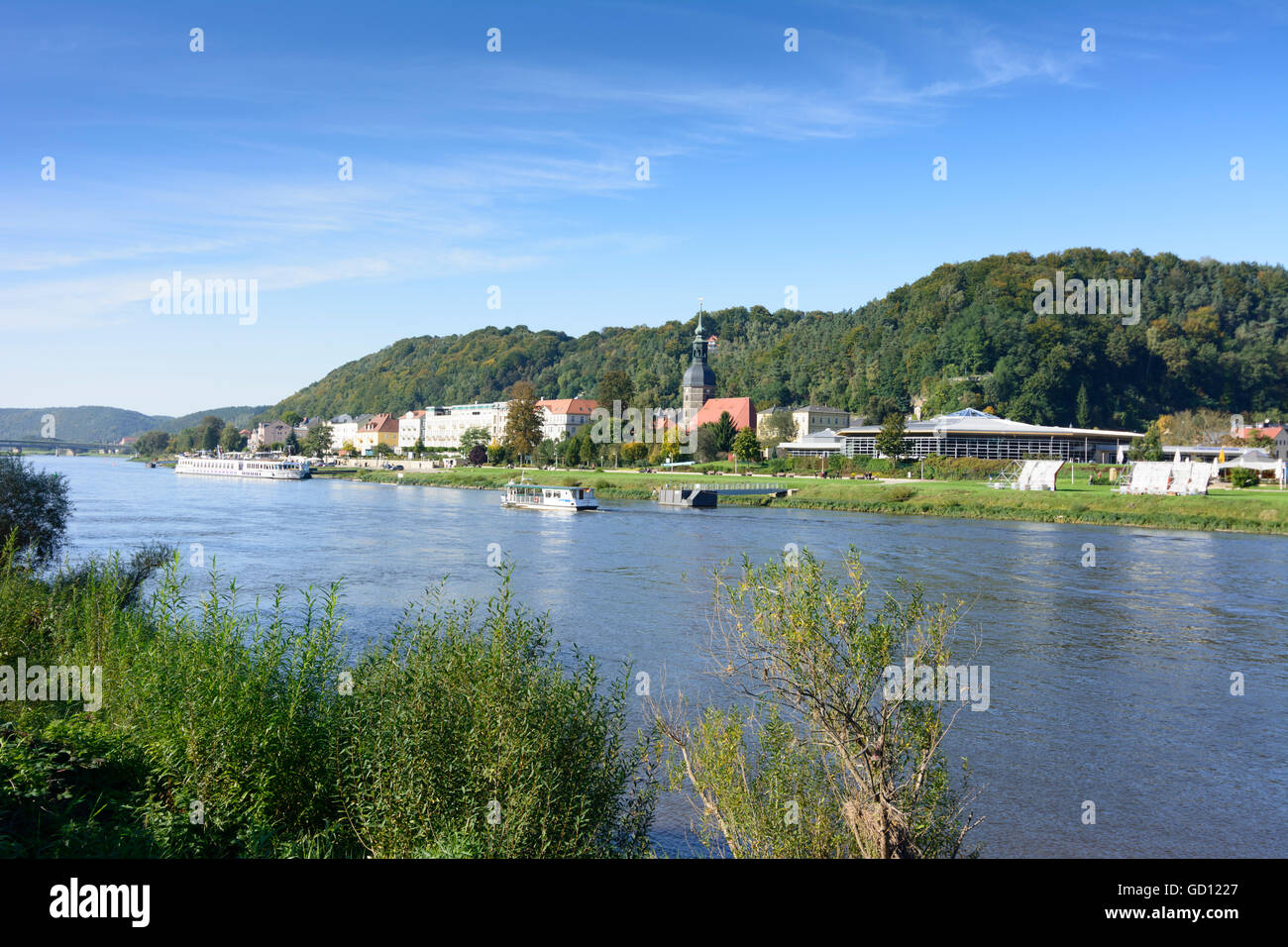 Bad Schandau River Elbe, Fähr- und Kreuzfahrt-Schiff mit Blick auf Bad Schandau Deutschland Sachsen, Sachsen Sächsische Schweiz Stockfoto