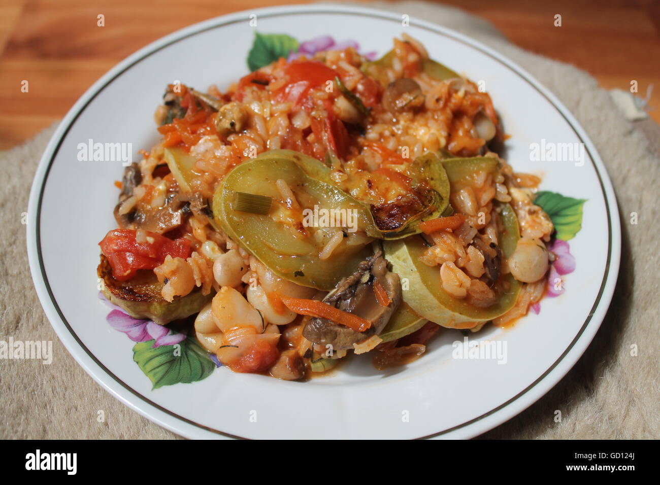 appetitlich bunten vegetarischen snack aus Zucchini, Bohnen, Karotten, Tomaten, Reis, pikant und heiß Stockfoto