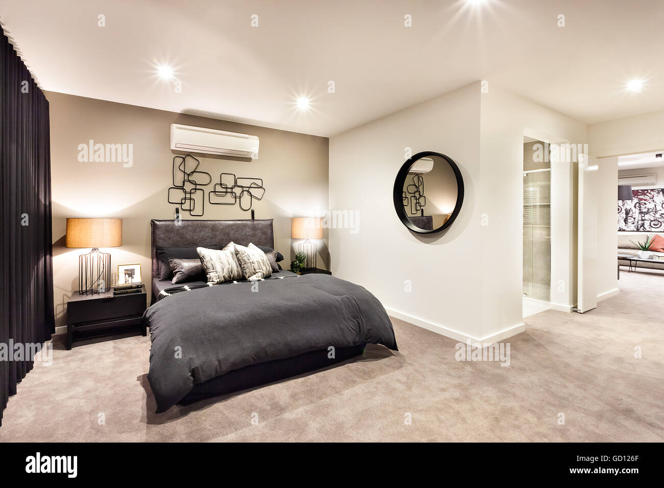 Moderne Schlafzimmer mit einem runden Spiegel und Flur durch die Luxus-Haus Stockfoto