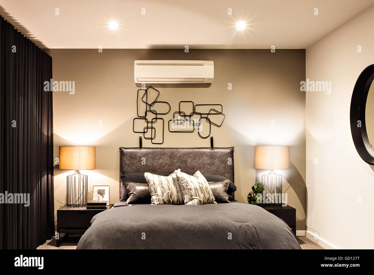 Moderne Schlafzimmer inklusive blinkende Tischleuchten mit Klimaanlage in einem Luxushaus Stockfoto