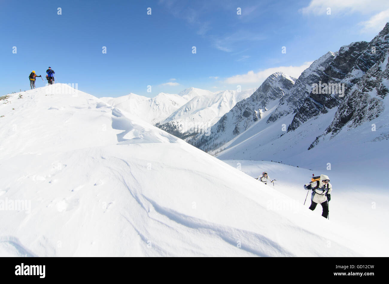 Hohentauern: Skitourengeher während des Aufstiegs in den Triebener Tauern (Teil der Niedere Tauern), Österreich, Steiermark, Steiermark, Murt Stockfoto