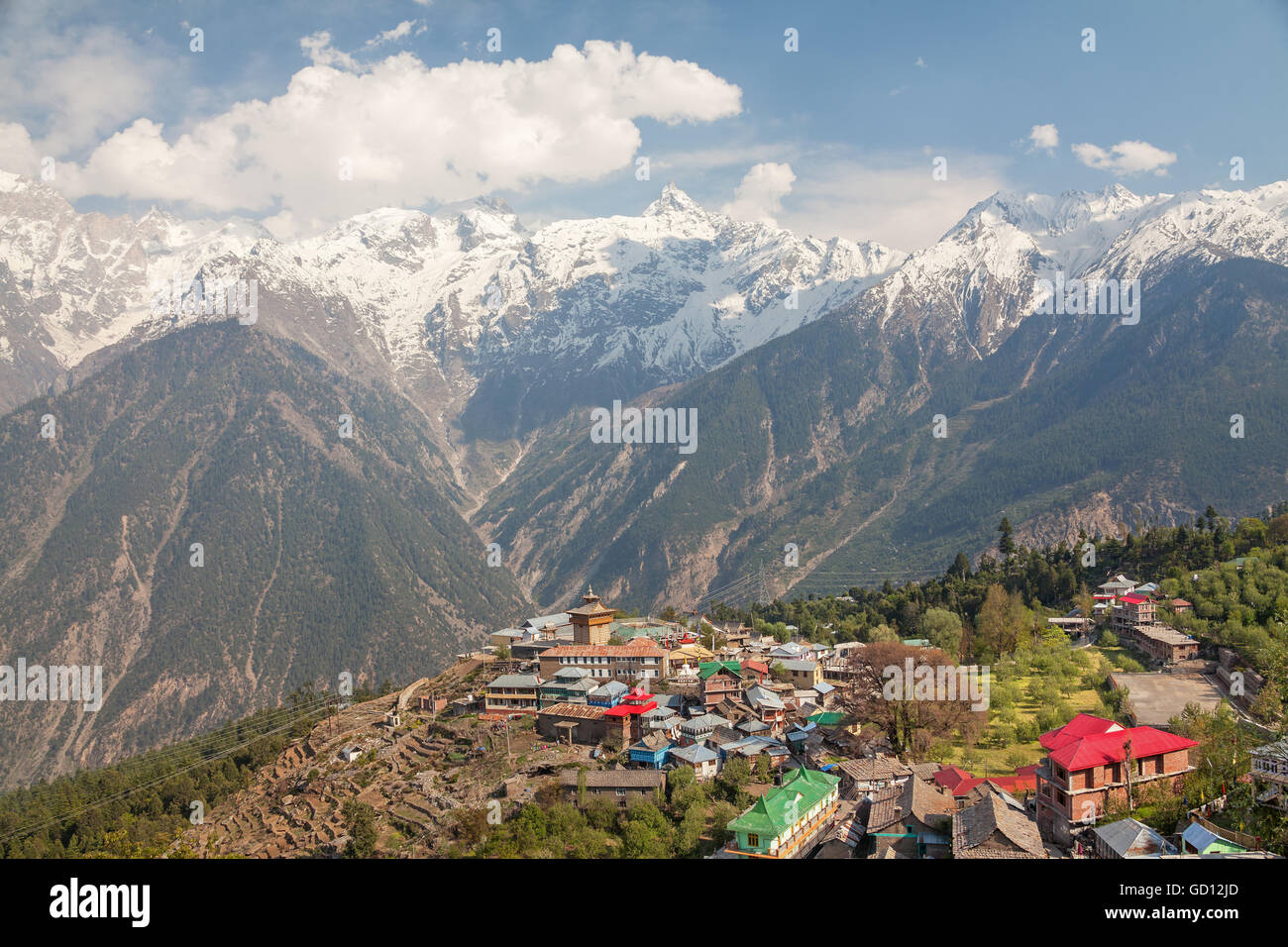 Schöne Aussicht auf Dorf Kalpa (2960 m) und Kinnaur Kailash Heiliger Berg (6050 m) bei Sonnenaufgang. Stockfoto