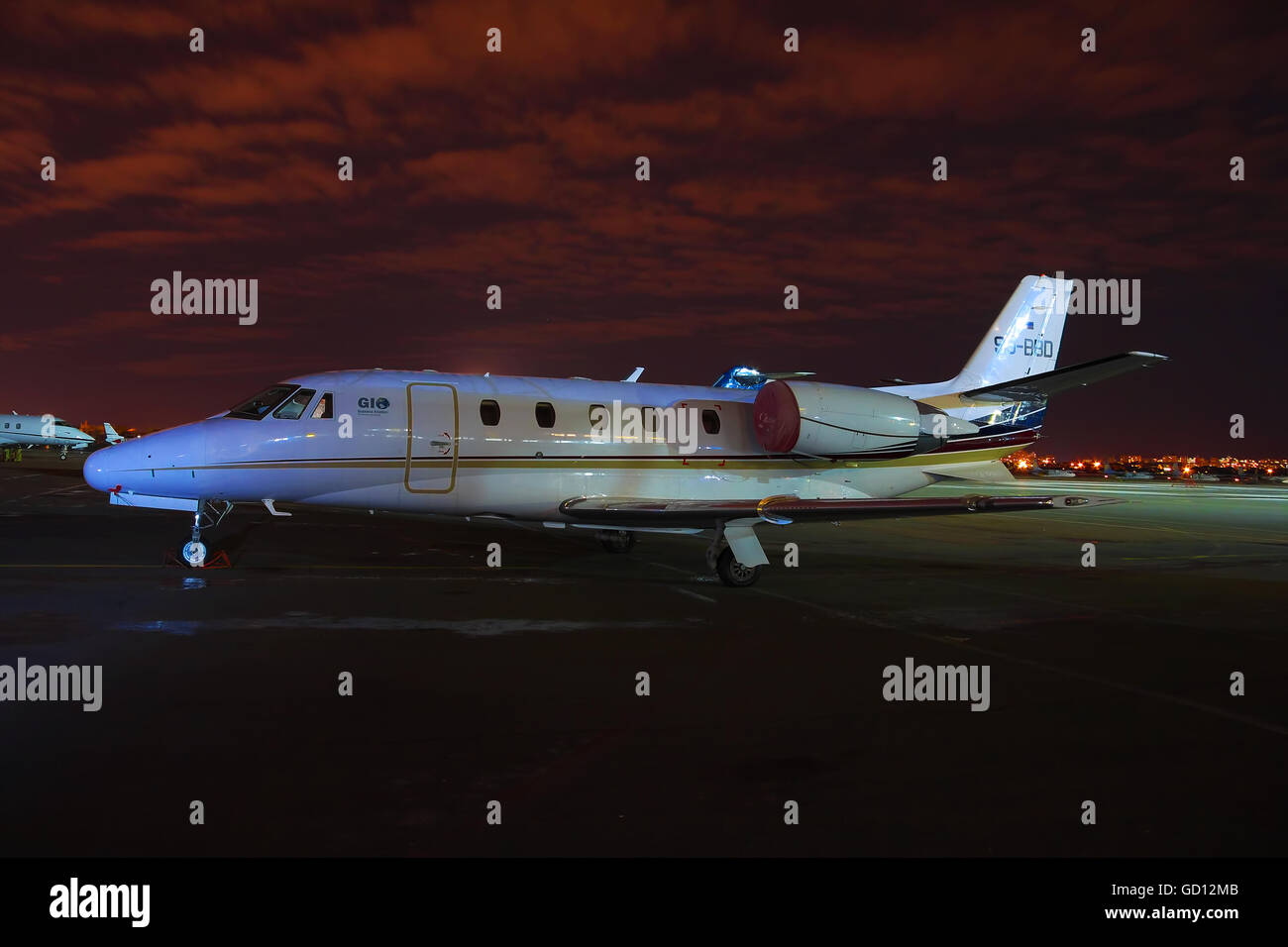 Kiew, Ukraine - 27. März 2011: Cessna 560XL Citation Exel Business-Jet in der Nacht auf dem Flughafen Stockfoto