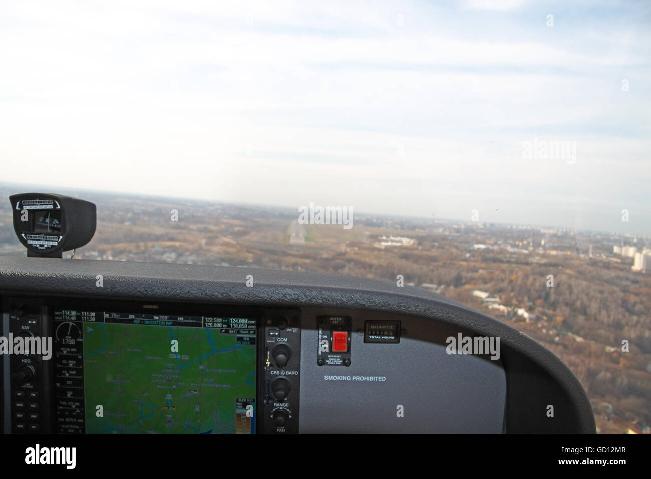 Kiew, Ukraine - 12. November 2010: Annäherung an den Flughafen zur Landung aus dem Cockpit der Cessna 172 Skyhawk Stockfoto
