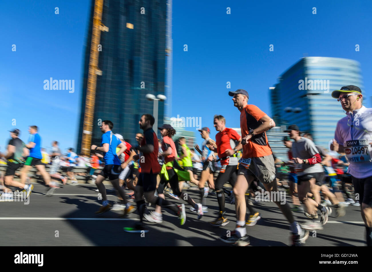 Wien, Wien: Amateur Läufer bei der 30. Vienna City Marathon vor dem UN-Gebäude, Österreich, Wien, Stockfoto