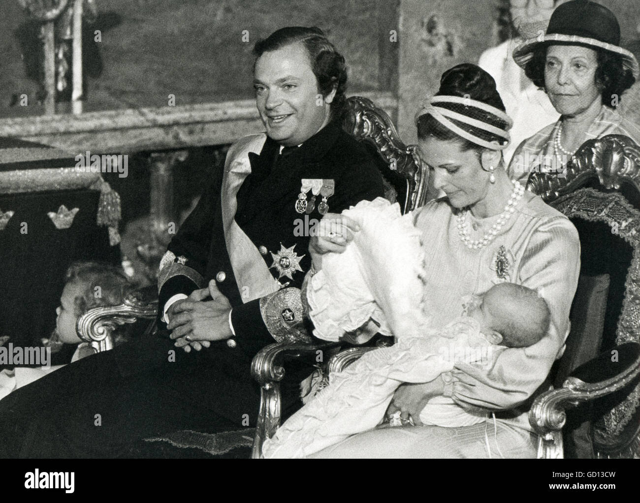 Taufe von Prinz Carl Philip im Stockholmer Dom, Königspaar mit dem Prinzen hinter Queens Mutter Alice Stockfoto