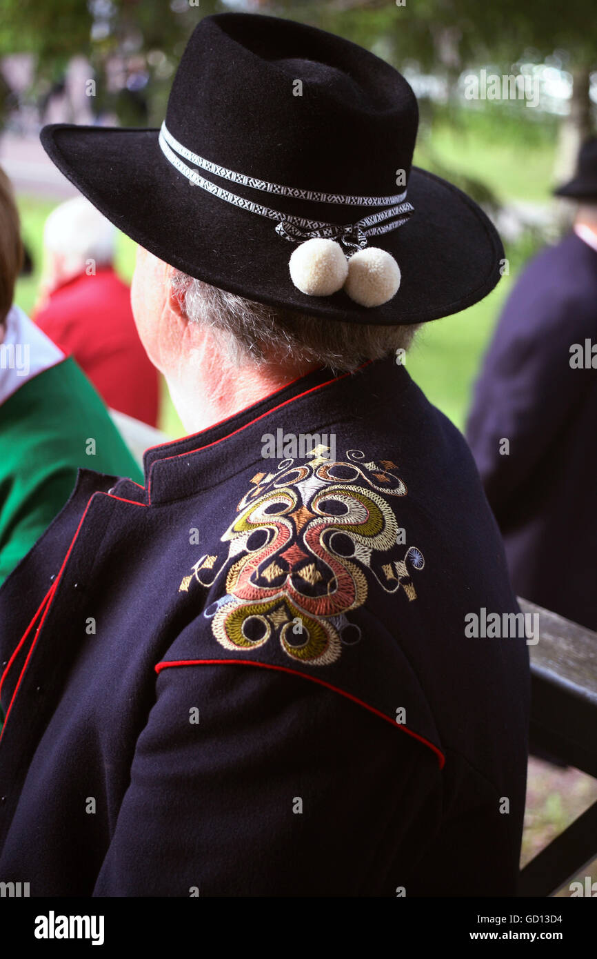Mann in Hut und Mantel mit feinen Stickereien Stockfoto