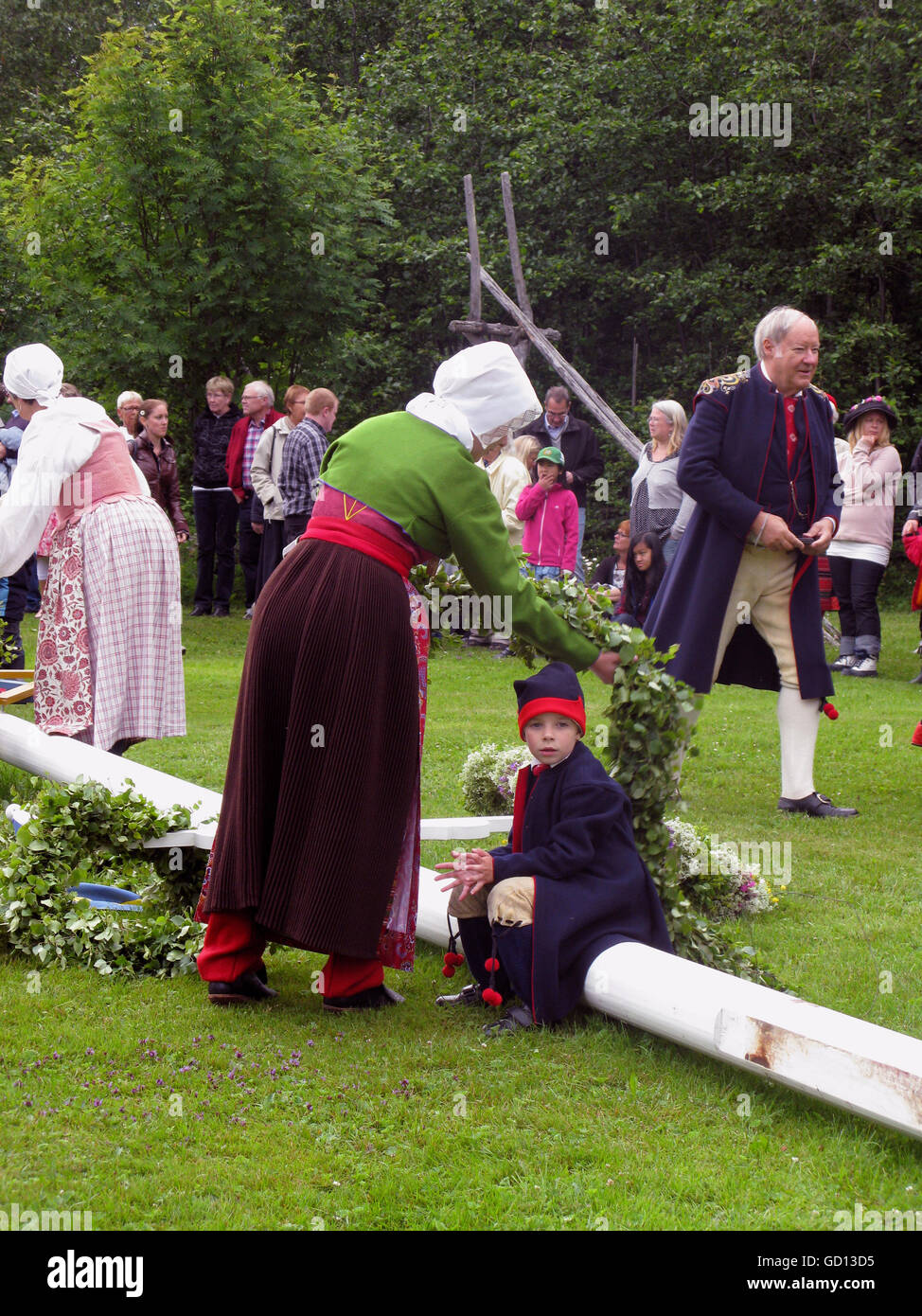 Hochsommer Menschen allen Alters in Kostümen der Vorbereitung der Festlichkeiten Stockfoto