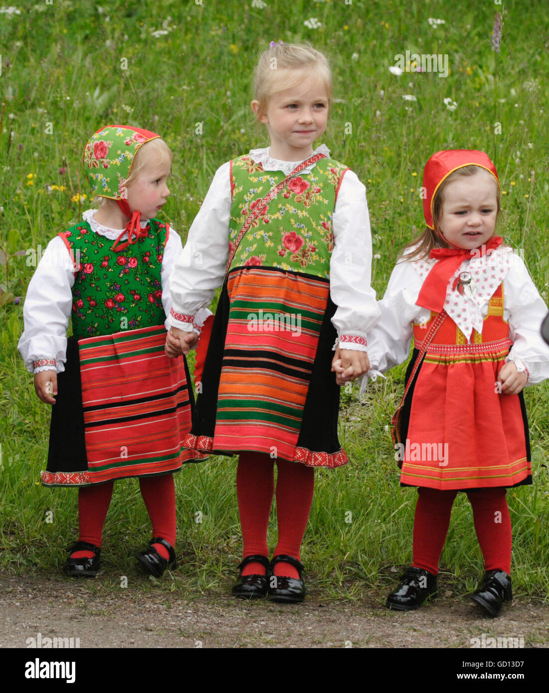 Menschen in verschiedenen Alter feiern Mittsommer in Dalarna Stockfoto