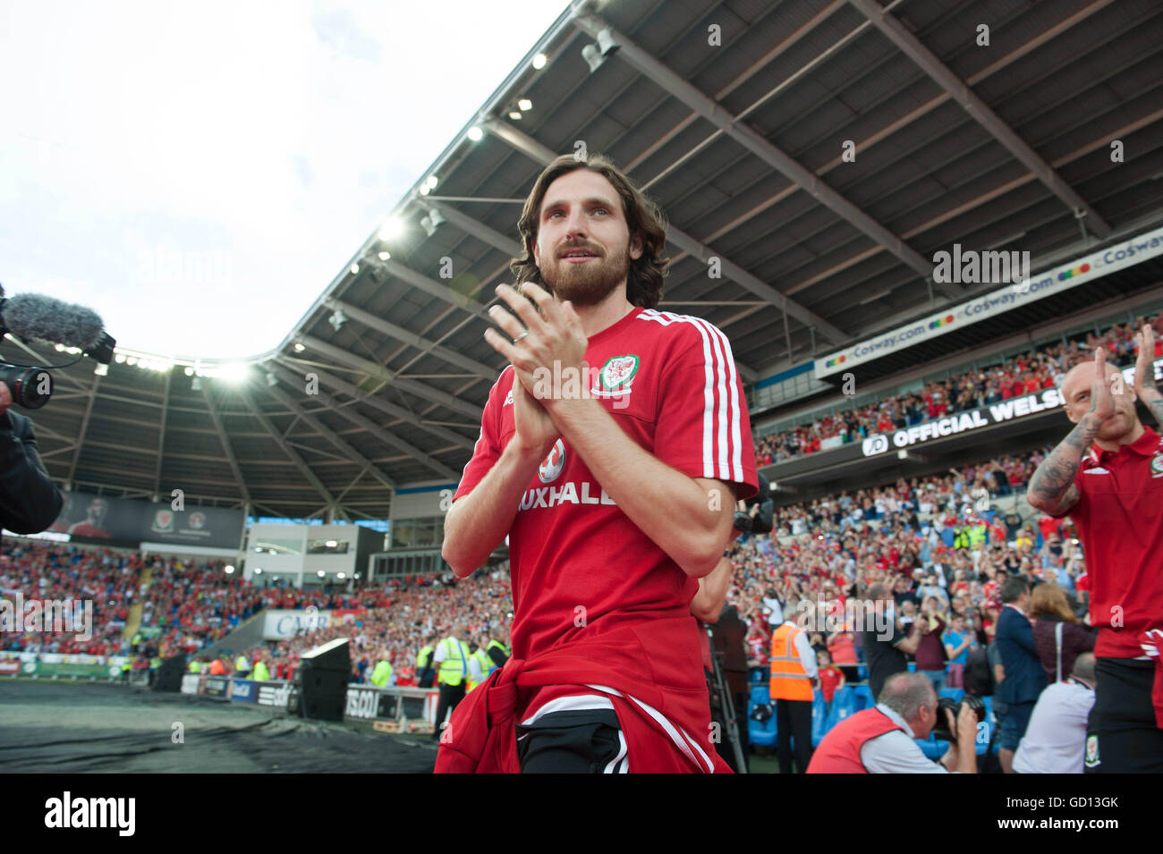 Der Waliser Fußballmannschaft Joe Allen kommt bei Cardiff City Stadium heute Abend bei ihrer Heimkehr-Veranstaltung, die organisiert wurde, um zu sagen, Danke an die Fans nach Herstellung durch das Halbfinale der Euro 2016. Stockfoto