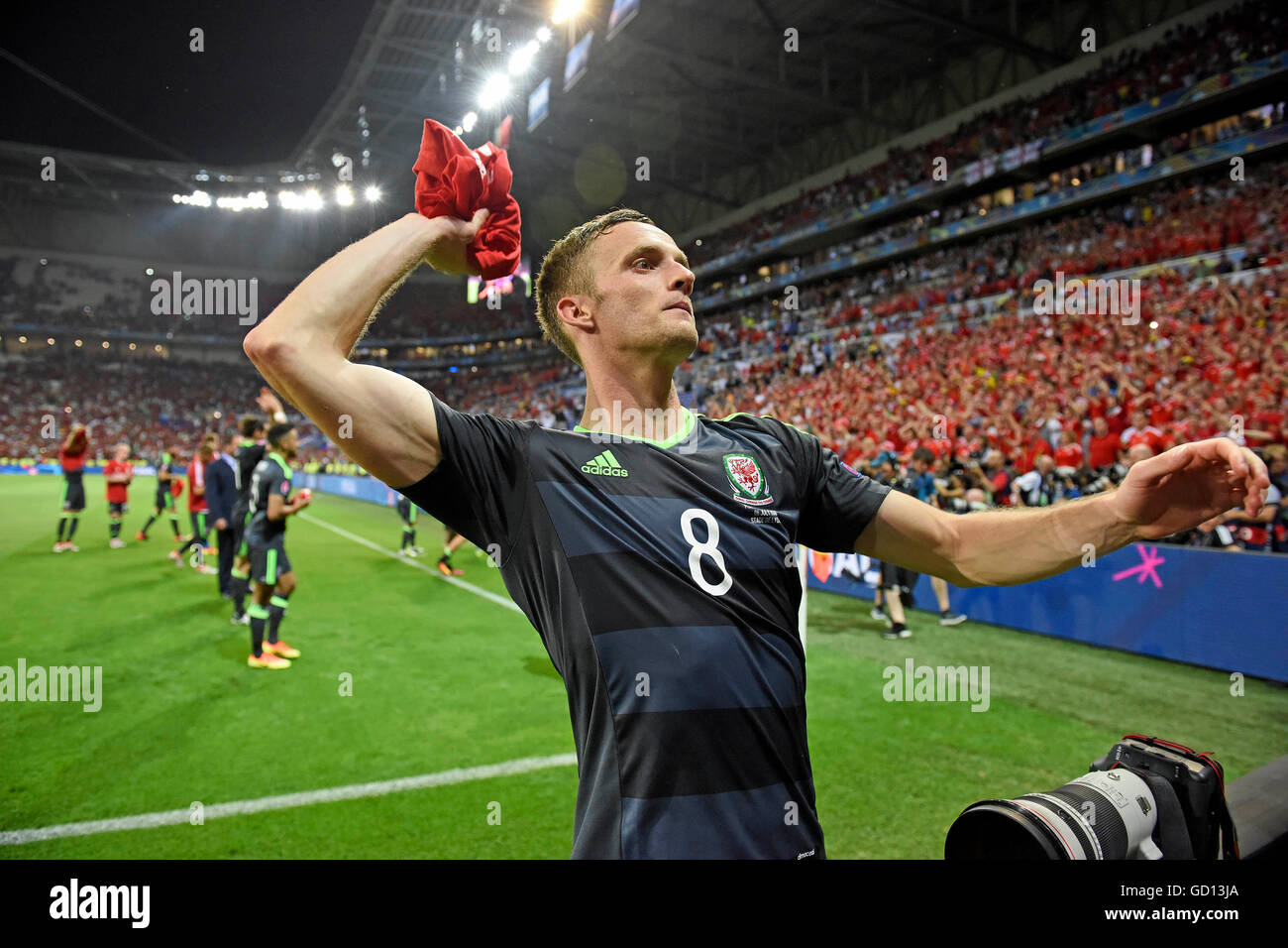 Andy King of Wales wirft sein Hemd auf der walisischen Fans nach der Niederlage bei der Euro 2016 Halbfinale zwischen Portugal und Wales bei der Parc Olympique Lyonnais in Lyon, Frankreich. Stockfoto