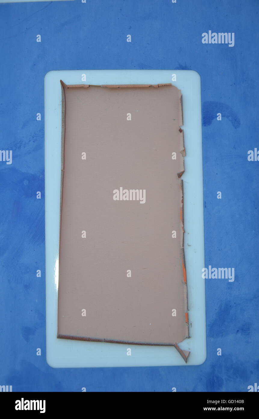 Rosa Quadrat, blauer Hintergrund, weißer Rand, alte, abblätternde Farbe, Raum, Peeling, Abplatzungen, Skalierung kopieren Stockfoto
