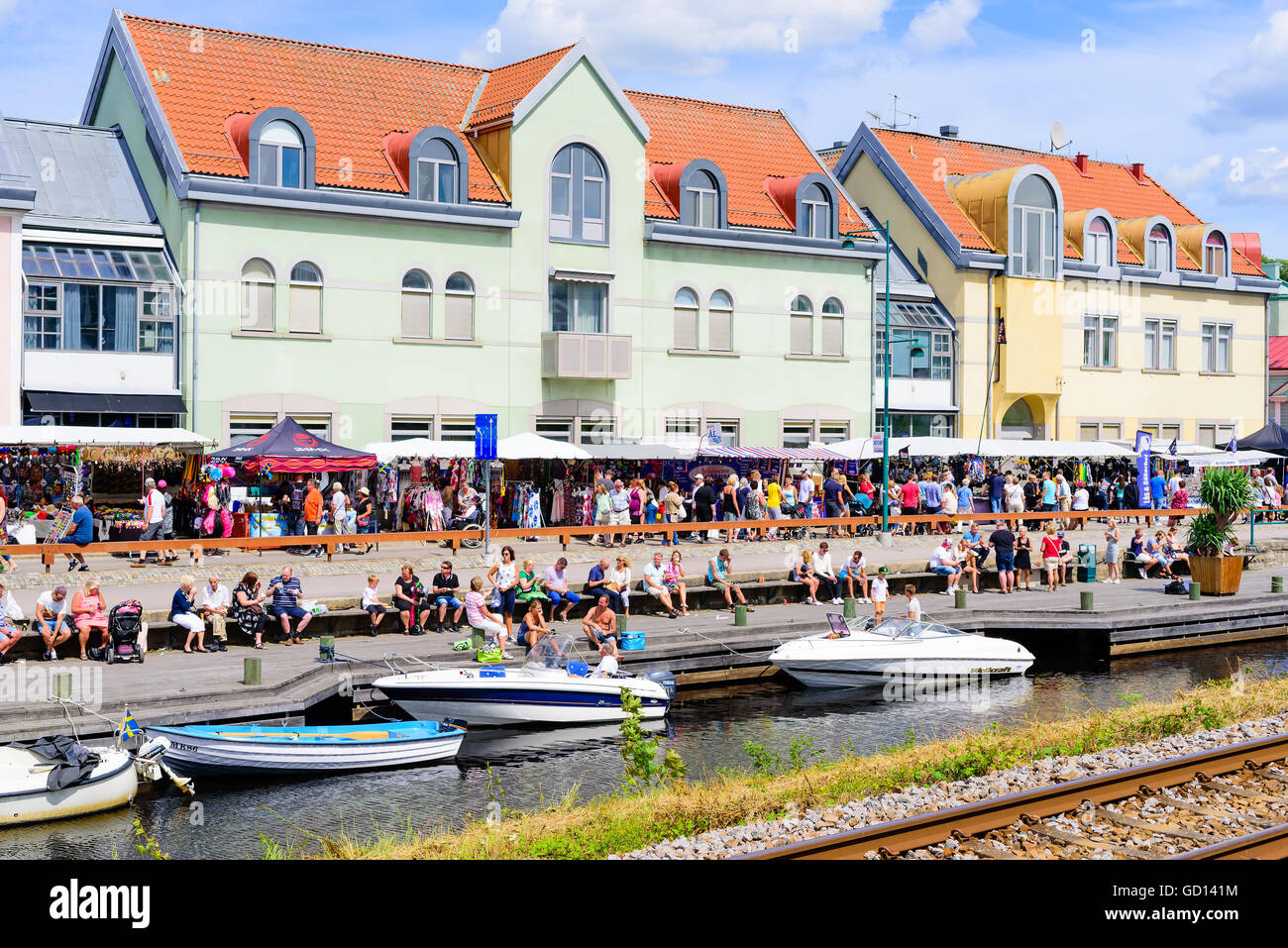 Ronneby, Schweden - 9. Juli 2016: Grosse öffentliche Markttag in der Stadt mit vielen Menschen entlang des Flusses. Stockfoto