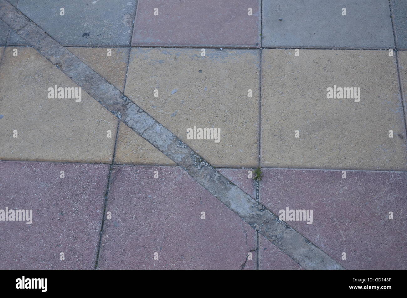 Brocken Bodenfliese grau gelb rote Straße Hintergrund Kopie Raum Pastell Stockfoto