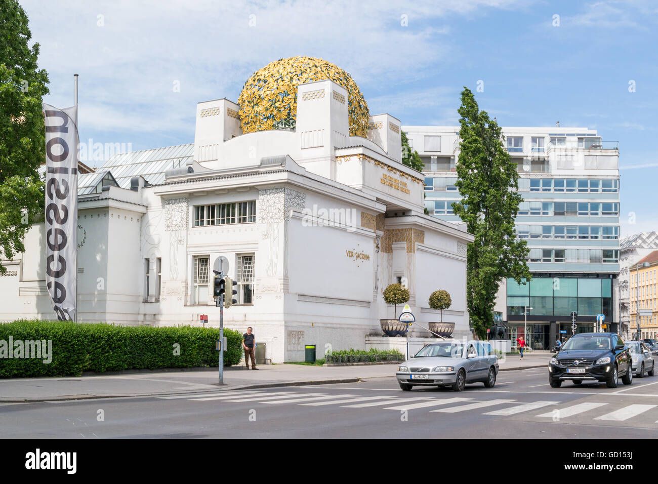 Art Nouveau Gebäude der Secession und Verkehr in der Friedrichstraße in Wien, Österreich Stockfoto