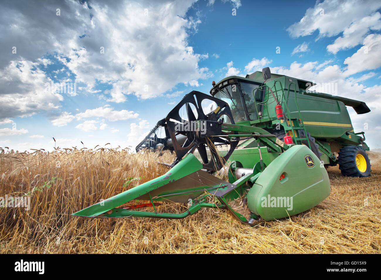 Dobrich, Bulgarien - Juli 08:Modern John Deere kombinieren Ernte Getreide im Feld in der Nähe der Stadt Dobrich, Bulgarien Juli 08,2016 Stockfoto