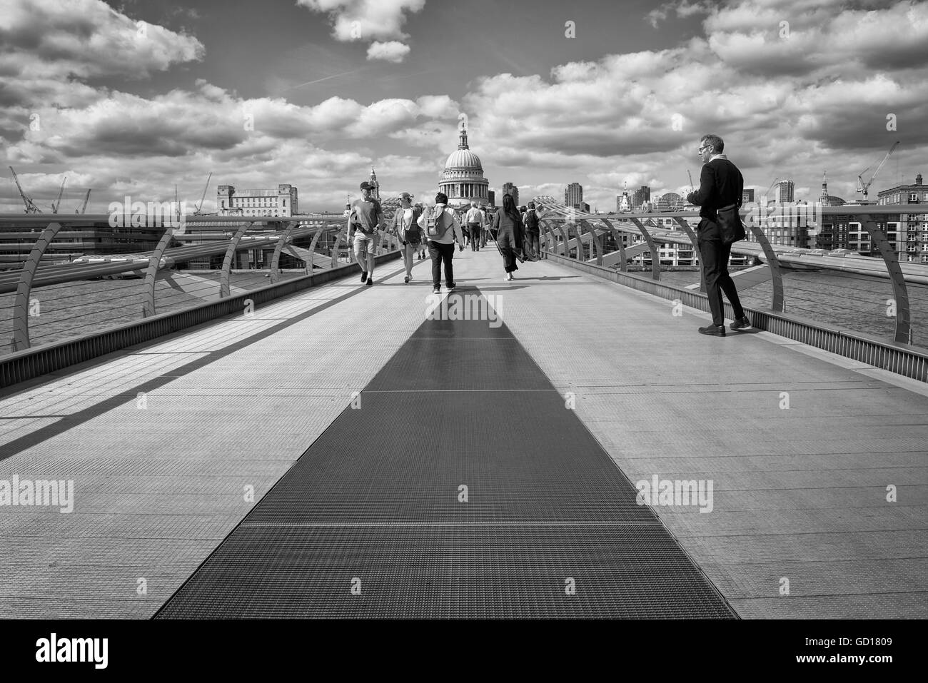 Menschen zu Fuß entlang der berühmten Fußgängerzone Fußgängerbrücke Millennium Bridge in Richtung St Pauls Cathedral in London, Vereinigtes Königreich. Stockfoto