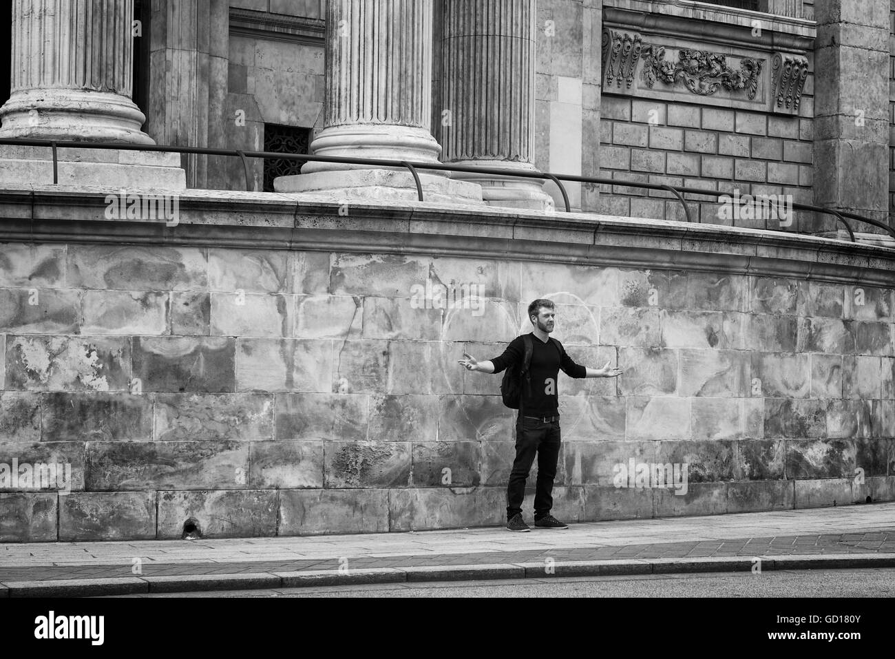 Main mit öffnen Hände posieren für ein Foto Tourist außerhalb St. Pauls Kathedrale in London Stockfoto
