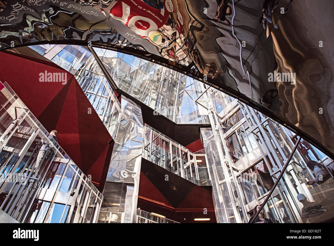 Reflexionen auf Glas-Konstruktion eine neue Änderung Shopping Mall in der Nähe von St. Pauls Cathedral in London. Stockfoto