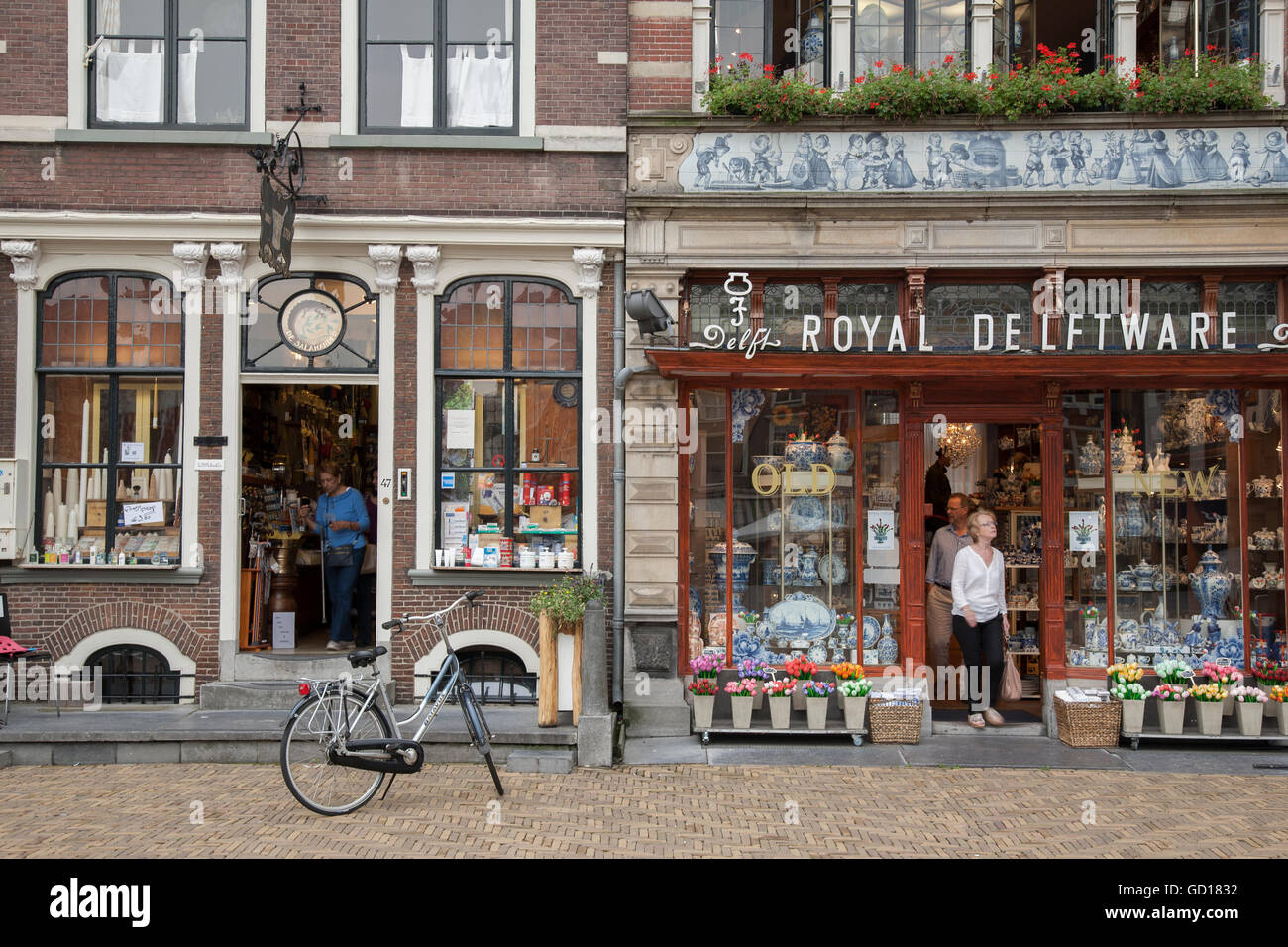 Königliche Delfter Shop, Markt - Marktplatz, Delft; Holland Stockfoto