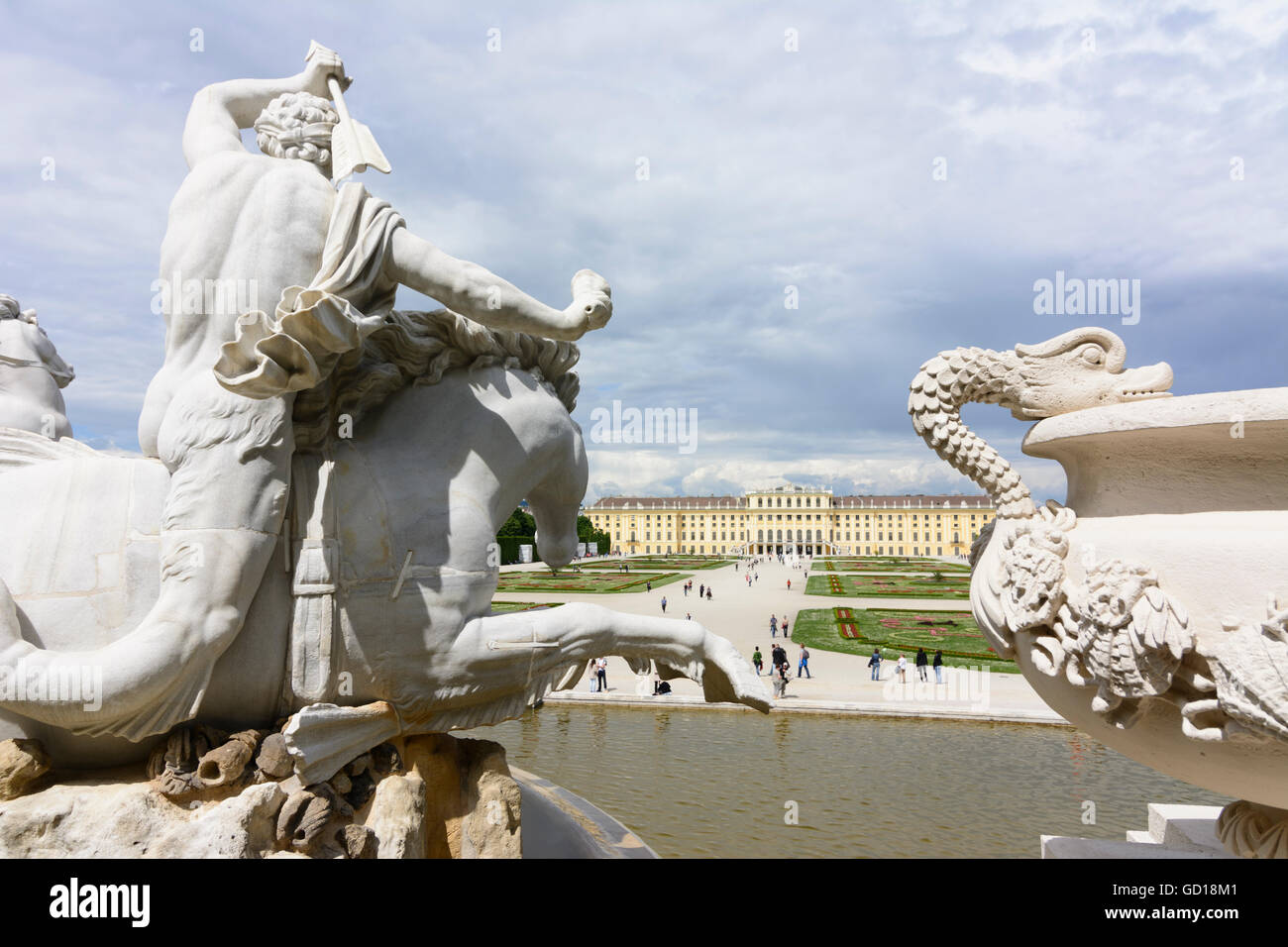 Wien, Wien: Schloss Schönbrunn: Blick durch den Neptunbrunnen am Schloss, Österreich, Wien, 13. Stockfoto