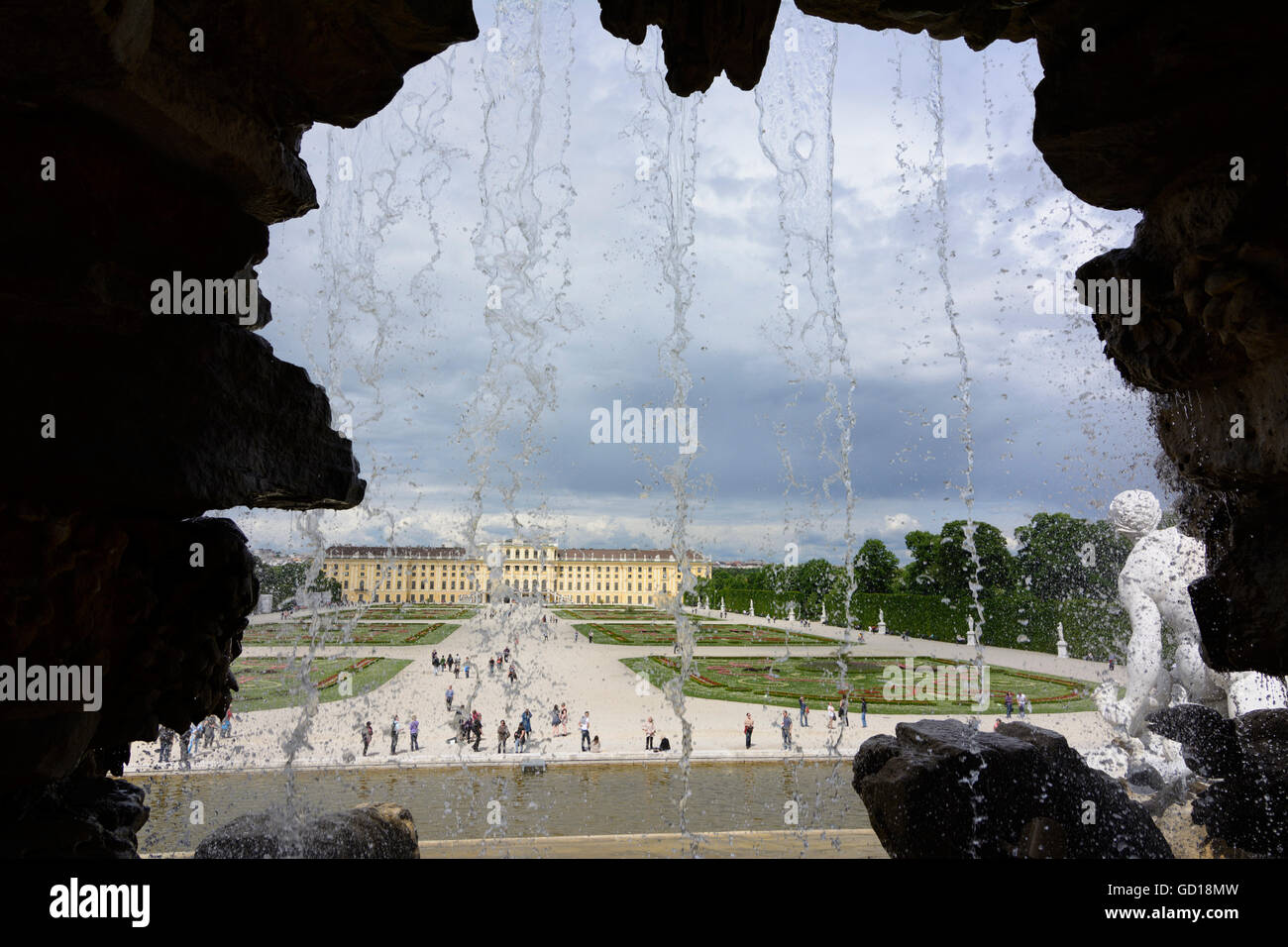 Wien, Wien: Schloss Schönbrunn: Blick durch den Wasserfall der Neptun-Brunnen auf der Burg, Österreich, Wien, 13. Stockfoto