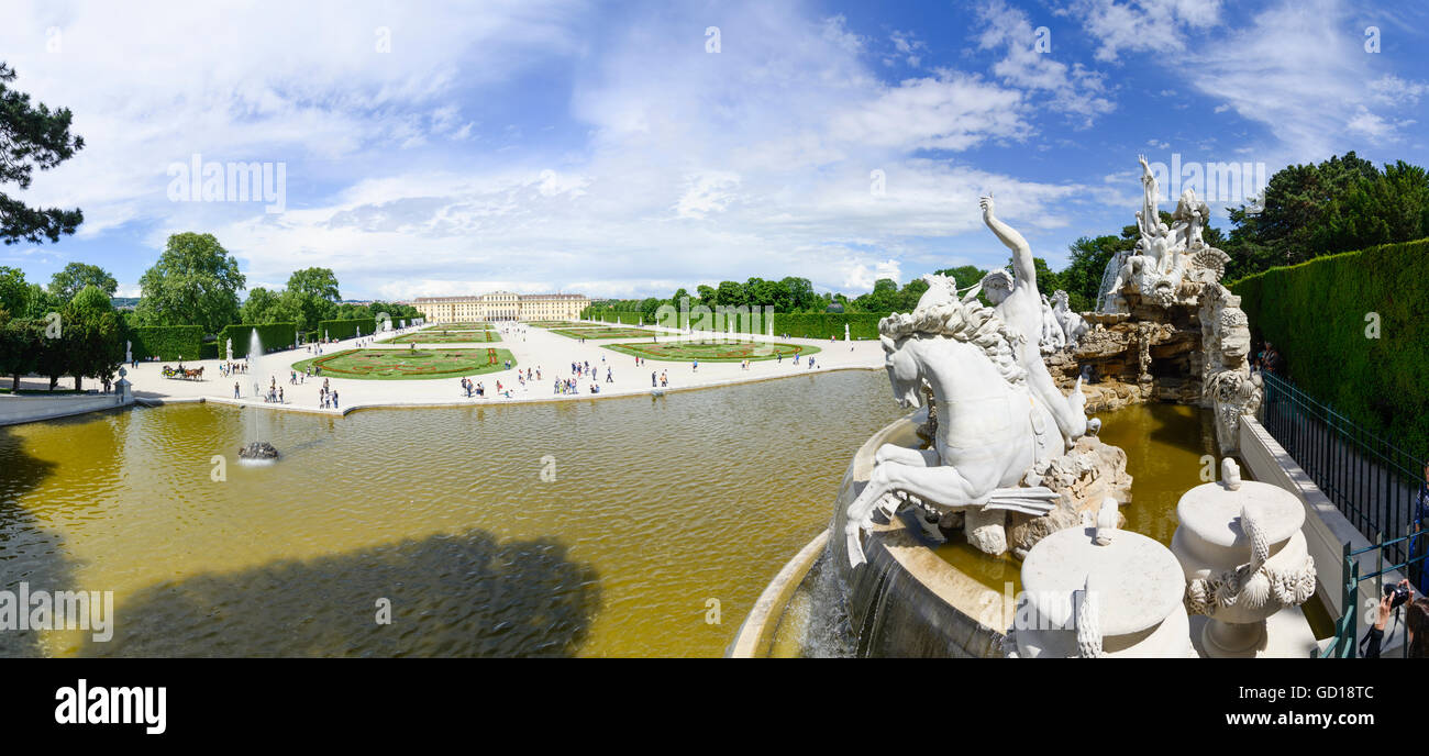 Wien, Wien: Schloss Schönbrunn: Blick auf den Neptun-Brunnen, Schloss, Österreich, Wien, 13. Stockfoto
