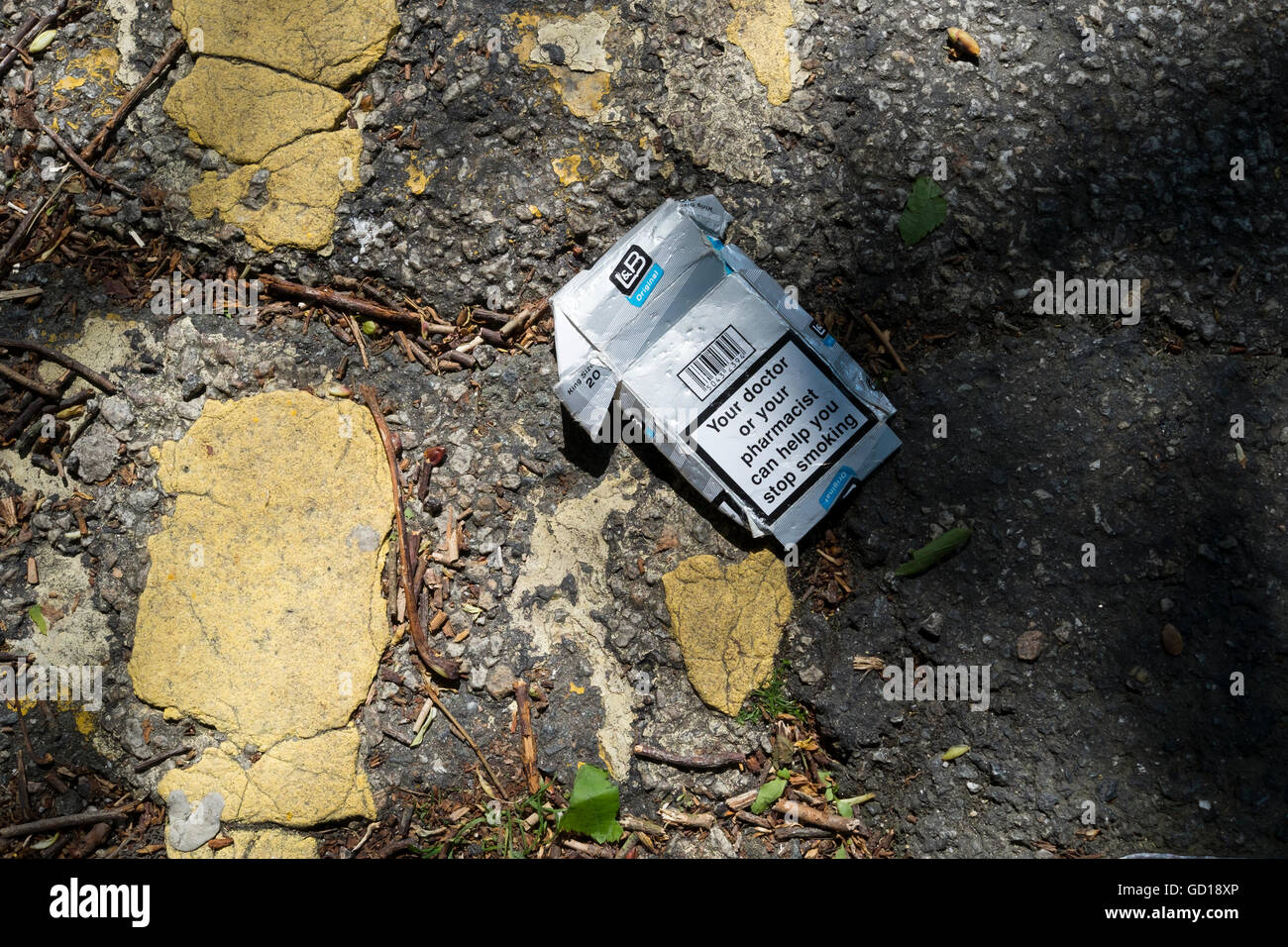 Leere Zigarettenschachtel Lambert und Butler verworfen durch gelbe Linien auf der Straße Stockfoto