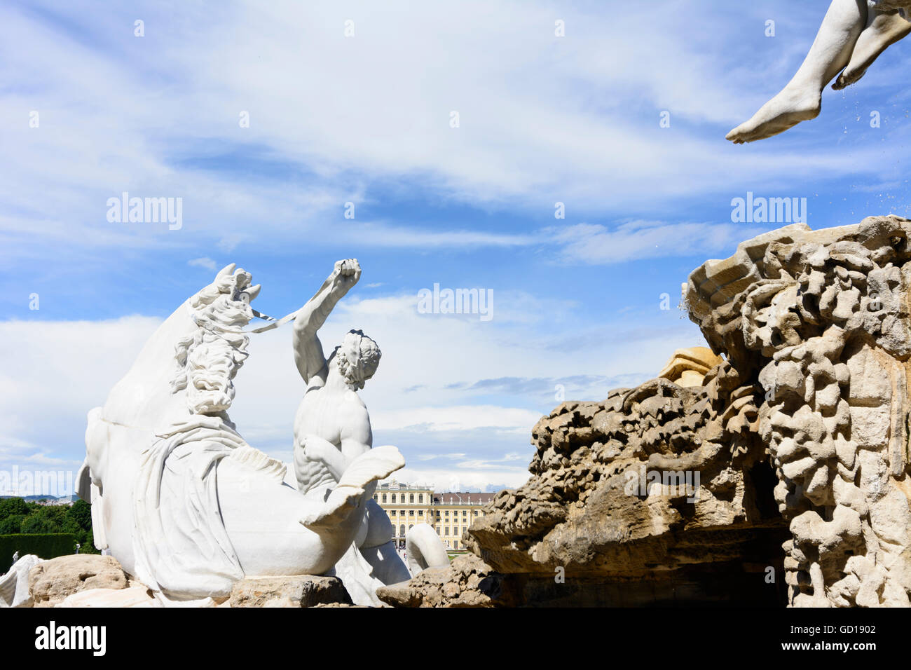 Wien, Wien: Schloss Schönbrunn: Blick durch den Neptunbrunnen am Schloss, Österreich, Wien, 13. Stockfoto