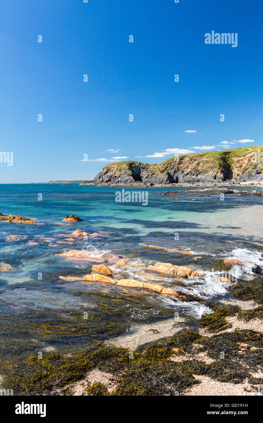 Eine Flut stürzt über Meer geglättet Felsen am Yarmer Strand, Thurlestone, Devon, England, UK Stockfoto