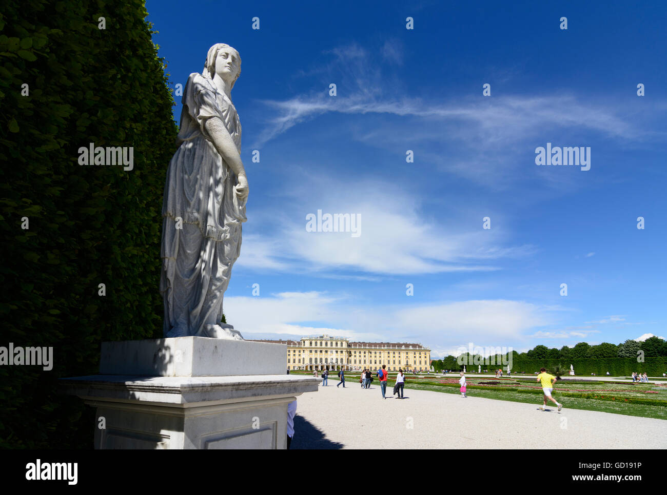 Wien, Wien: Schönbrunn Gärten: Statue und Blick auf die Burg, Österreich, Wien, 13. Stockfoto