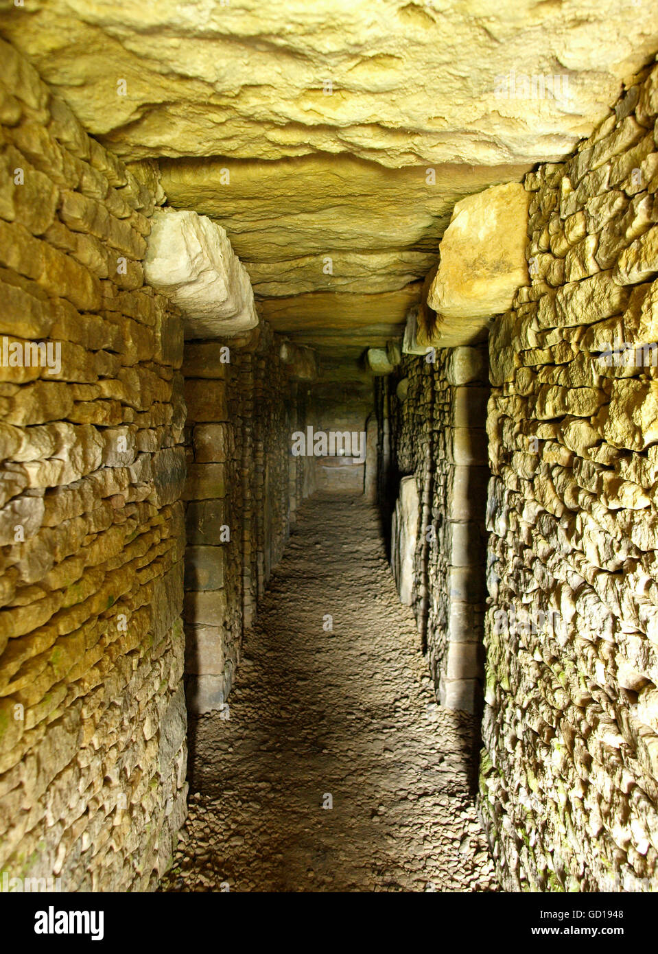 In The Long Barrow, alle Canning, Devizes, Wiltshire, UK A moderne Bestattung Graben wo Feuerbestattung Urnen für Menschen in jedem Fai Stockfoto