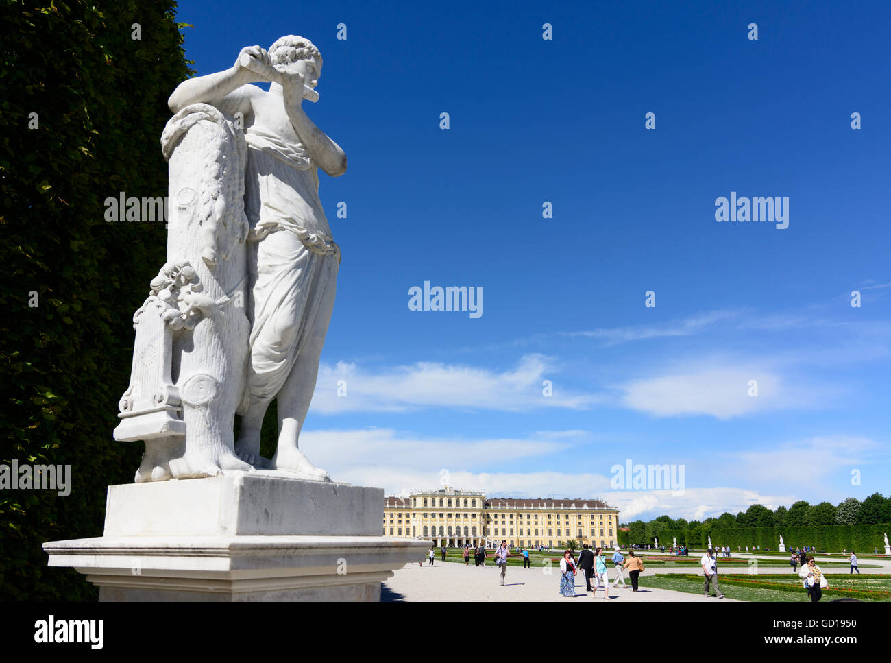 Wien, Wien: Schönbrunn Gärten: Statue und Blick auf die Burg, Österreich, Wien, 13. Stockfoto