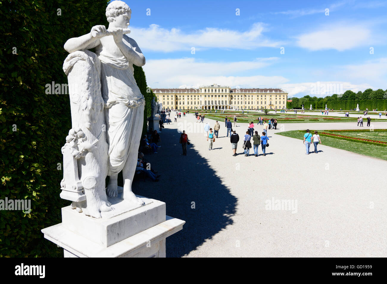 Wien, Wien: Schönbrunn Gärten: Statue und Blick auf die Burg, Österreich, Wien, 13. Stockfoto