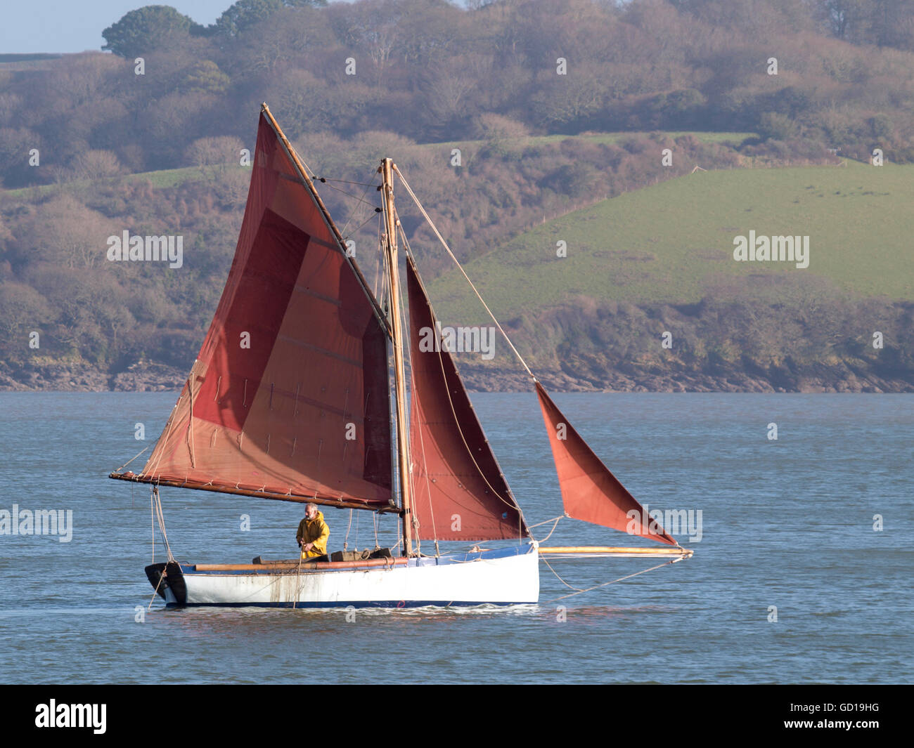 Mann Angeln vom Segelboot in tidal River Mündung in der Nähe von Falmouth, Cornwall, UK Stockfoto