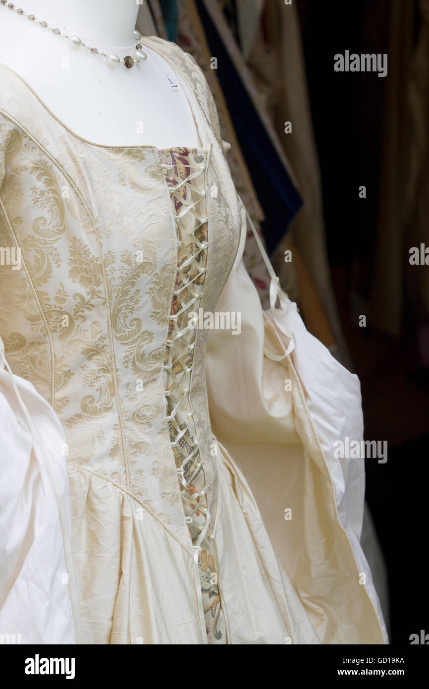 Mittelalterliche Satin Lace Perle Hochzeit Kleid Stockfoto